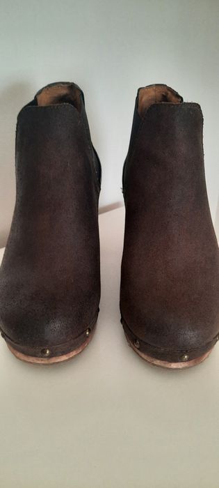 Botas castanhas da Cubanas