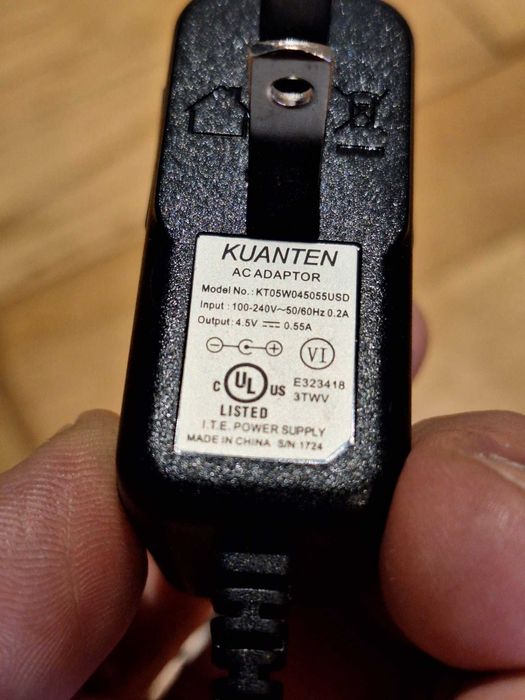 Zasilacz Kuanten KT05W045055USD 4,5V 0,55A amerykański