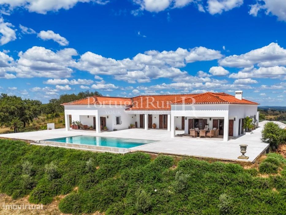 Quinta de 27 ha com Moradia T4 e Piscina no Alandroal