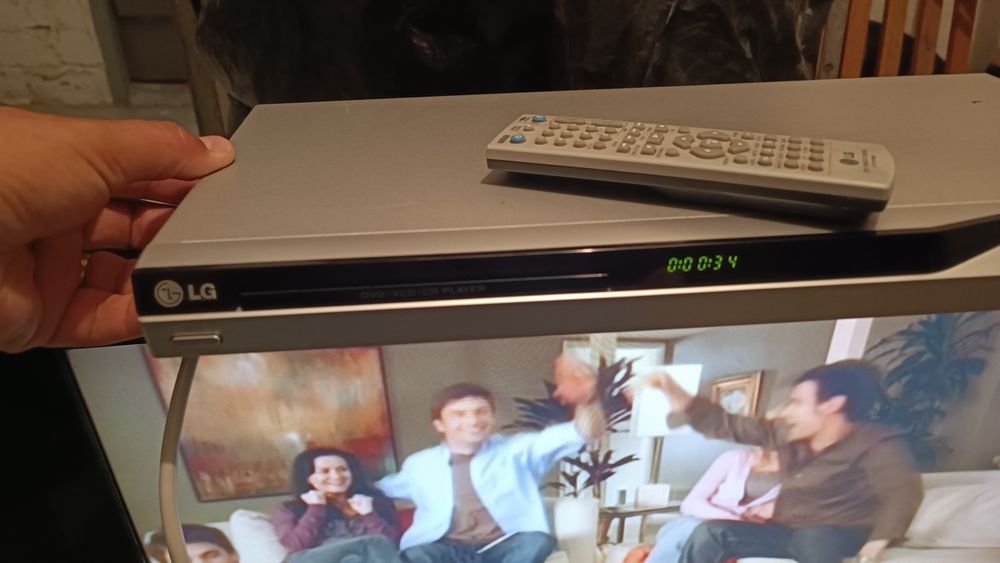 Odtwarzacz DVD LG z filmami i stojakiem na płyty