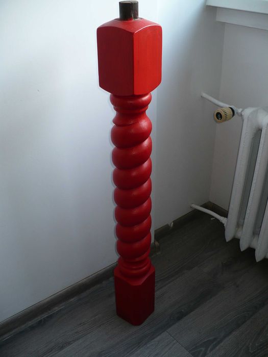 Słup do schodów czerwony