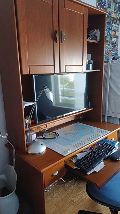 Secretária com arrumação e camiseiro em bom estado