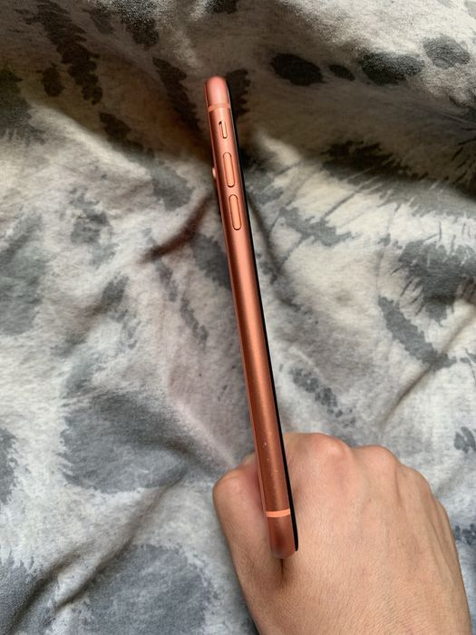 Продам своей девушки айфон XR в хорошом состаяние