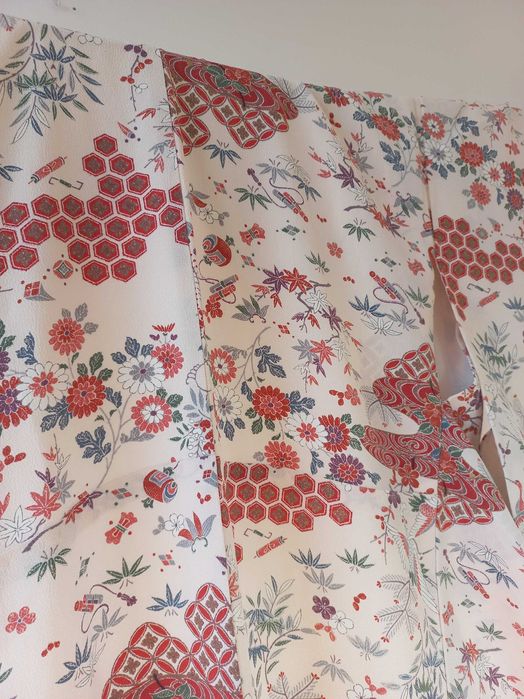 Autentyczne kremowo-czerwone kimono komon z motywem żurawi, kwiatów