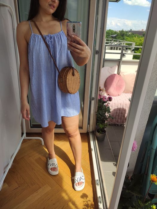 Luźna jasnoniebieska sukienka letnia na ramiączkach w białe prążki