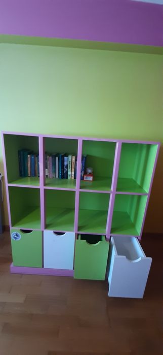 Quarto de criança – Cama, estante e trave removível