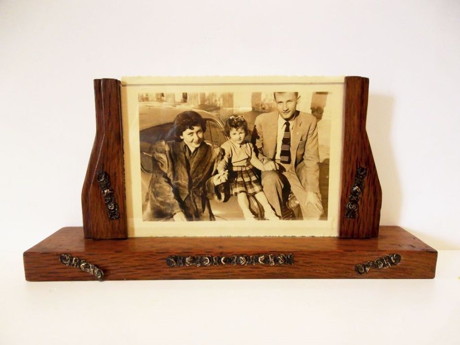 grande moldura vintage em madeira com aplicações em latão