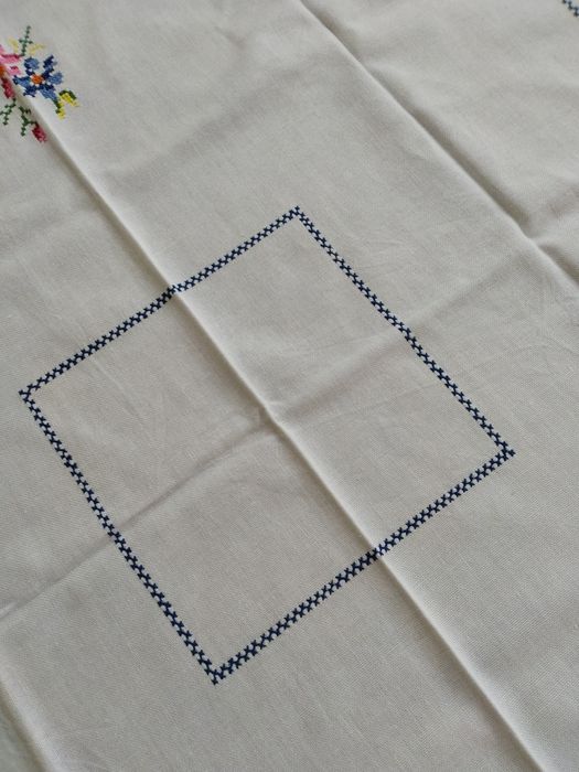 Toalha nova em algodão bordada à mão em ponto de cruz - 0,80mx0,86m,