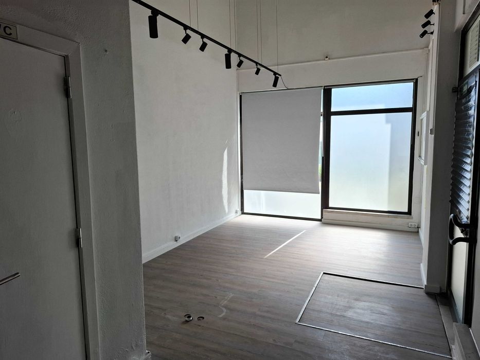 Loja para ARRENDAMENTO no Lumiar, excelente localização e visibilidade