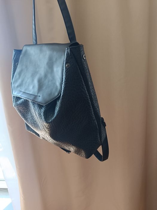 Czarny plecak pojemny
