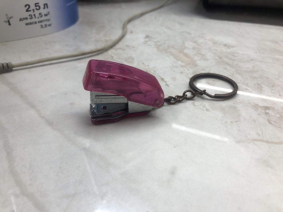 Продам брелок на ключи степлер