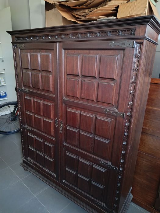 Armário muito antigo em madeira com prateleiras