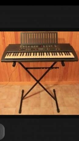 Órgão da marca YAMAHA.