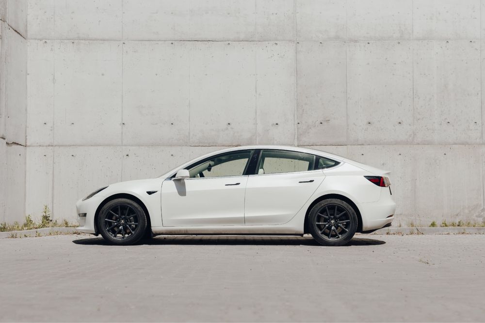 Wynajem Tesla Model 3