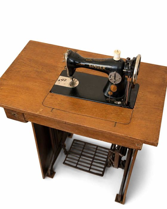 Máquina de Costura Singer com Móvel e Pedal