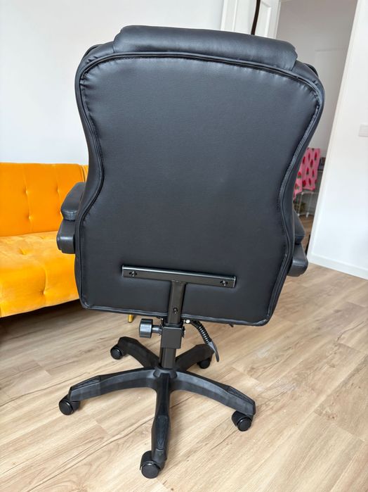 Cadeira escritório preta semi nova