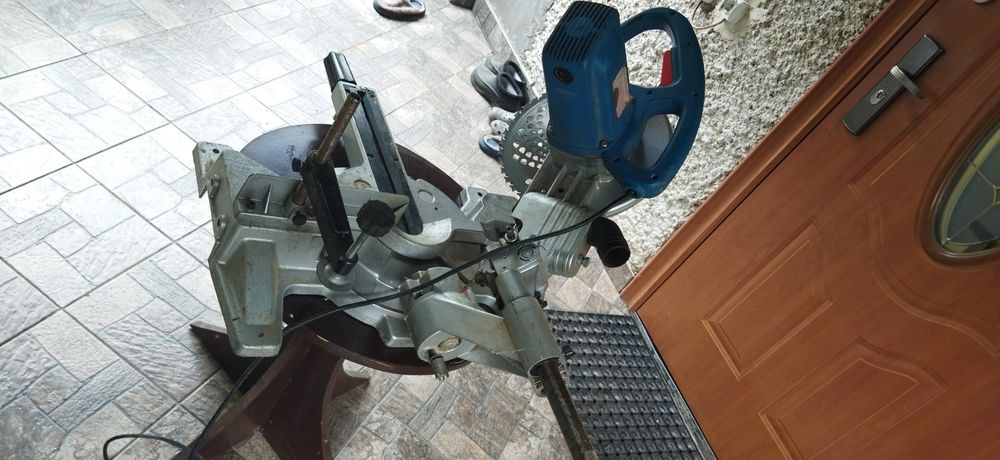 Горизонт. Торцувальна пила .