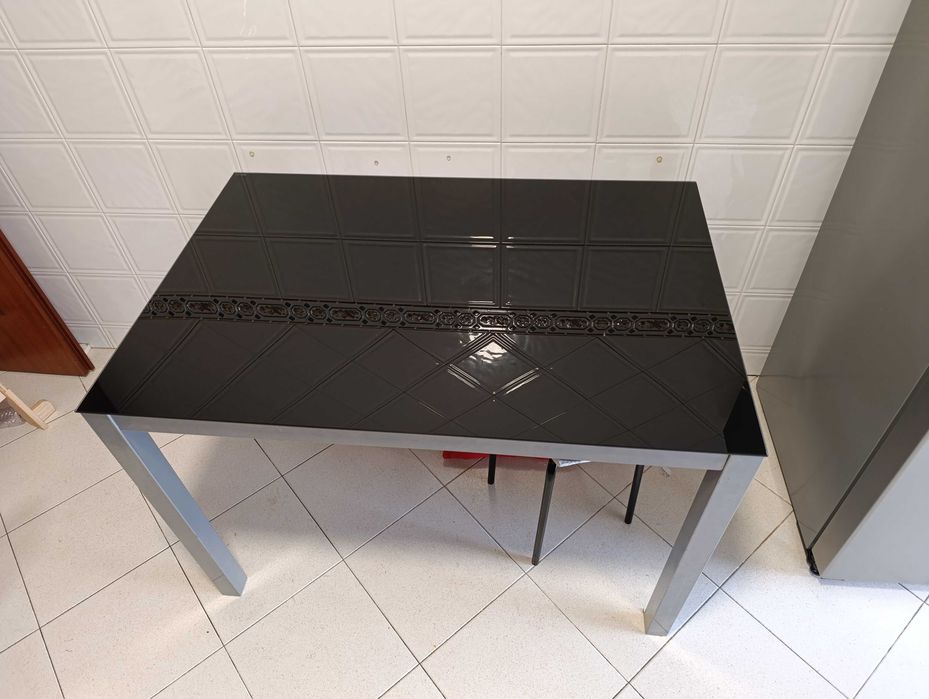 Mesa de cozinha ou sala com vidro preto + 2 cadeiras