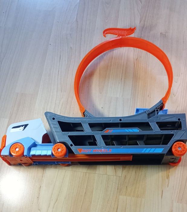 Ciężarówka hot wheels z pętlą