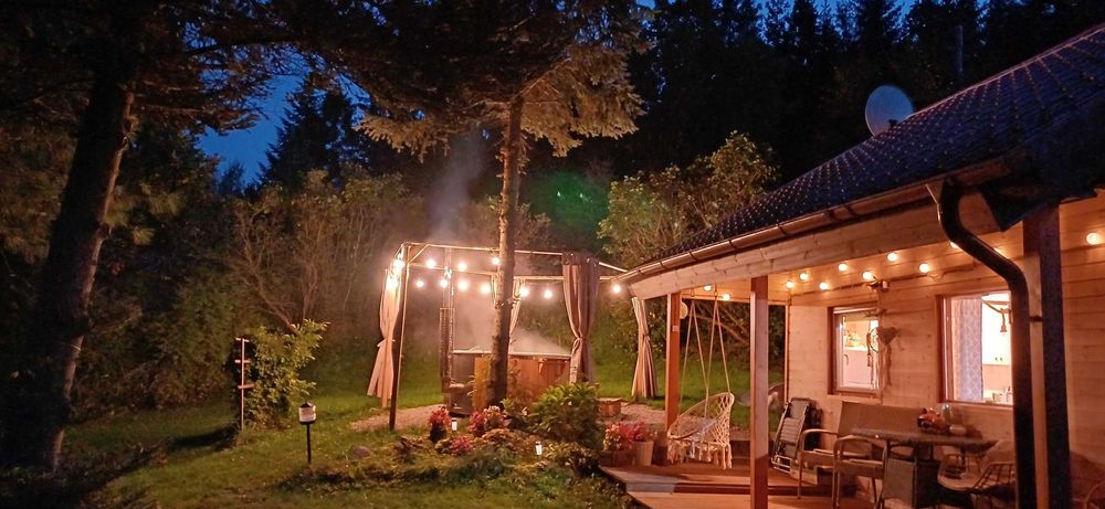 Domek na Kaszubach z balią/jacuzzi nad jeziorem bez sąsiadów.