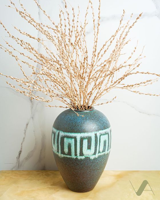 Ceramiczny wazon o ciekawym zdobieniu, sygnowany nr 8491.