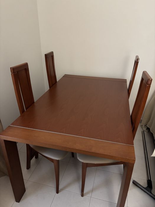 Mesa de jantar em madeira de cerejeira e cadeiras em bom estado