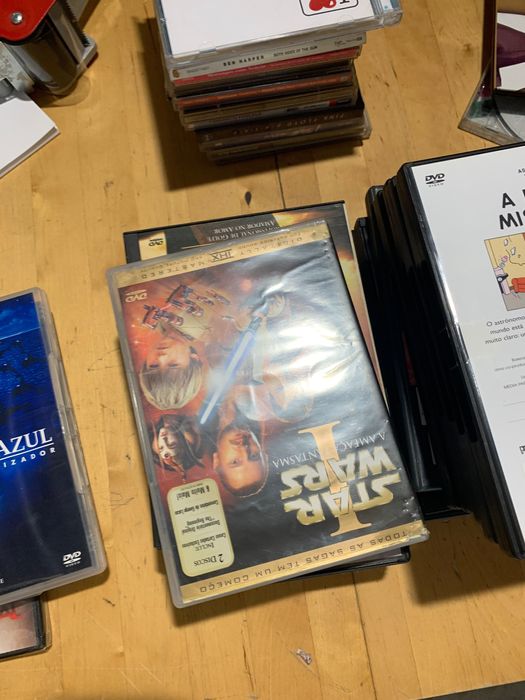 CDS de musica e filmes para venda com as respetivas caixas