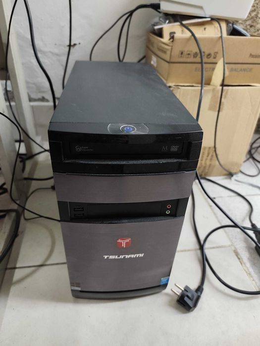 Computador com ecrã, rato e teclado