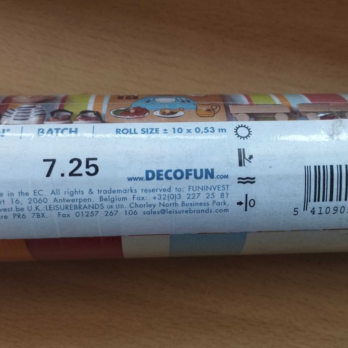 Papel de parede às riscas colorido para quarto de criança