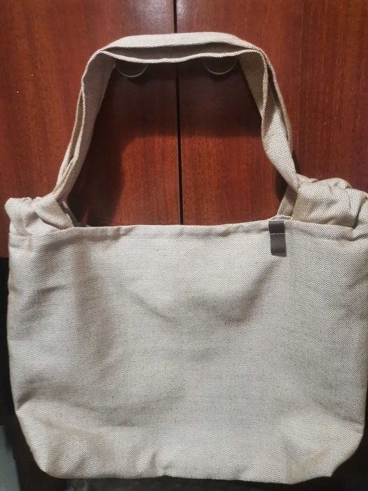 Malas de tecido, com forro impermeável,com bolso e botão.