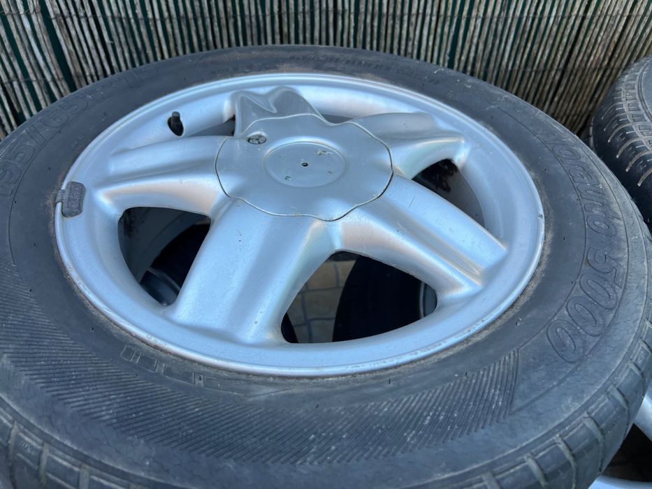 Jantes 15” com pneus 195/65R15 (4 furos)