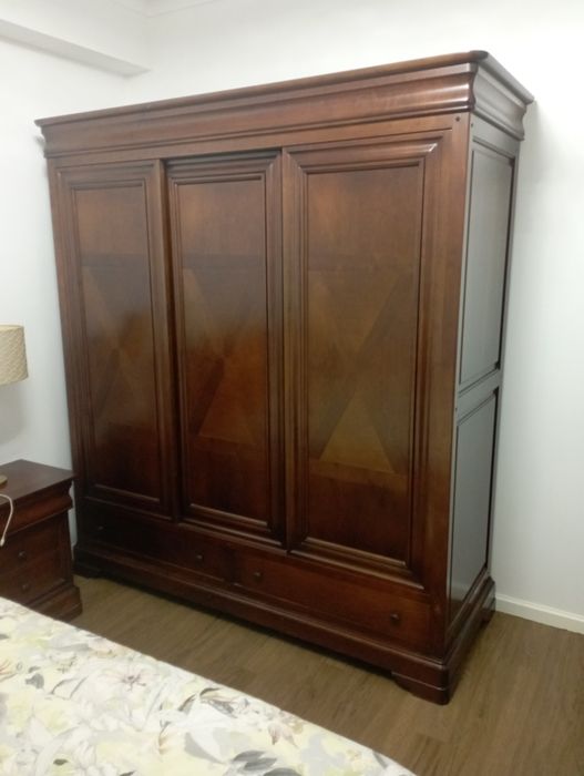 Mobiliário de quarto completa em madeira maciça