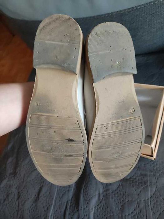 Beżowe Mokasyny z Imitacji Zamszu z Metaliczną Klamerką Karnelia