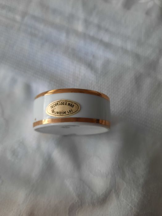 Pequena caixinha decorada a ouro de lei