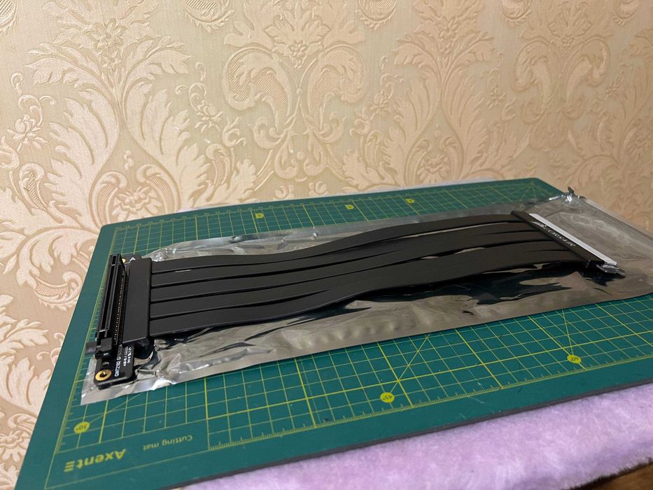 Райзер  CORSAIR Premium PCIe 3.0 x16 Extension Cable 300мм