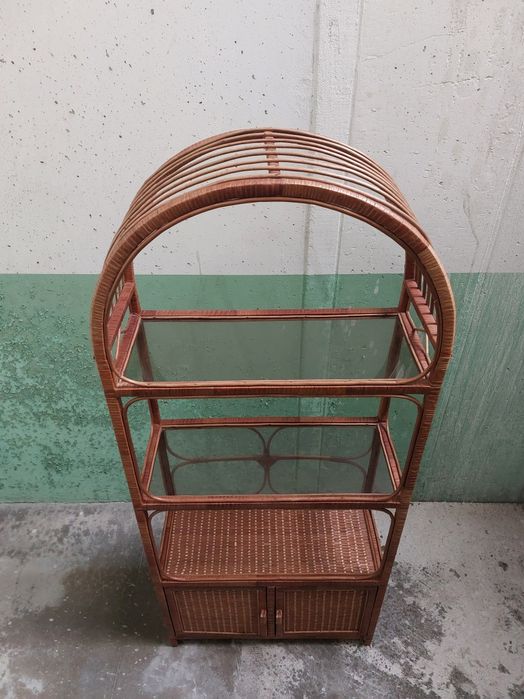 Estante Vintage dos Anos 60, em vime e vidro.