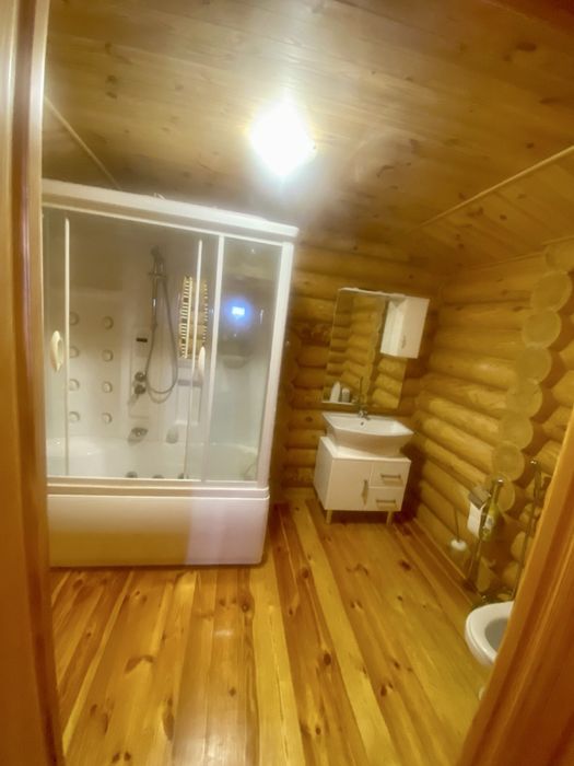 Продається унікальний деревʼяний будинок для життя та відпочинку.