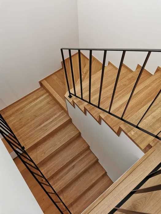 Schody drewniane na wymiar - klasyczne i dywanowe