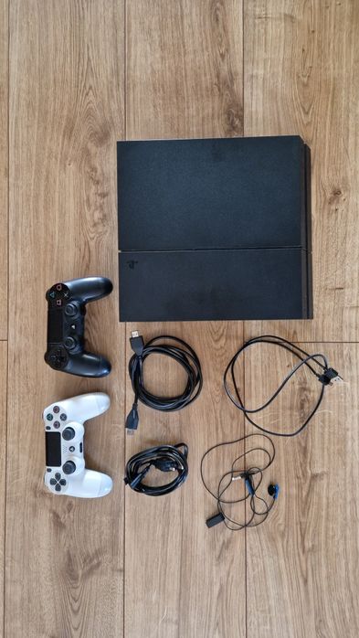 PlayStation 4 1T + 2 pady + GRATIS kabel HDMI