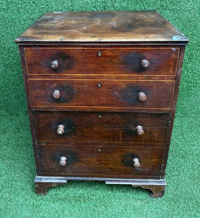 Movel sanitario antigo, em madeira exotica, operacional