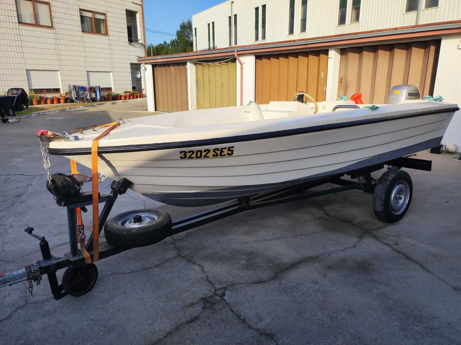 Barco com motor (Honda 25HP 4 tempos) e atrelado