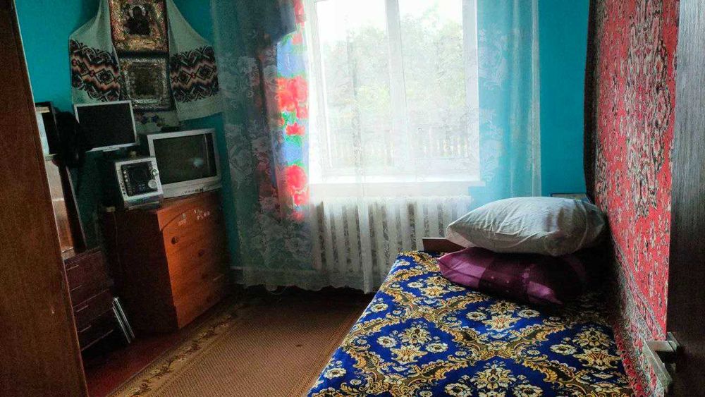 Будинок 3 кімнати.  13 соток, є газ, піч.