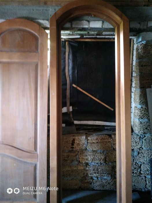 Деревянная дверь