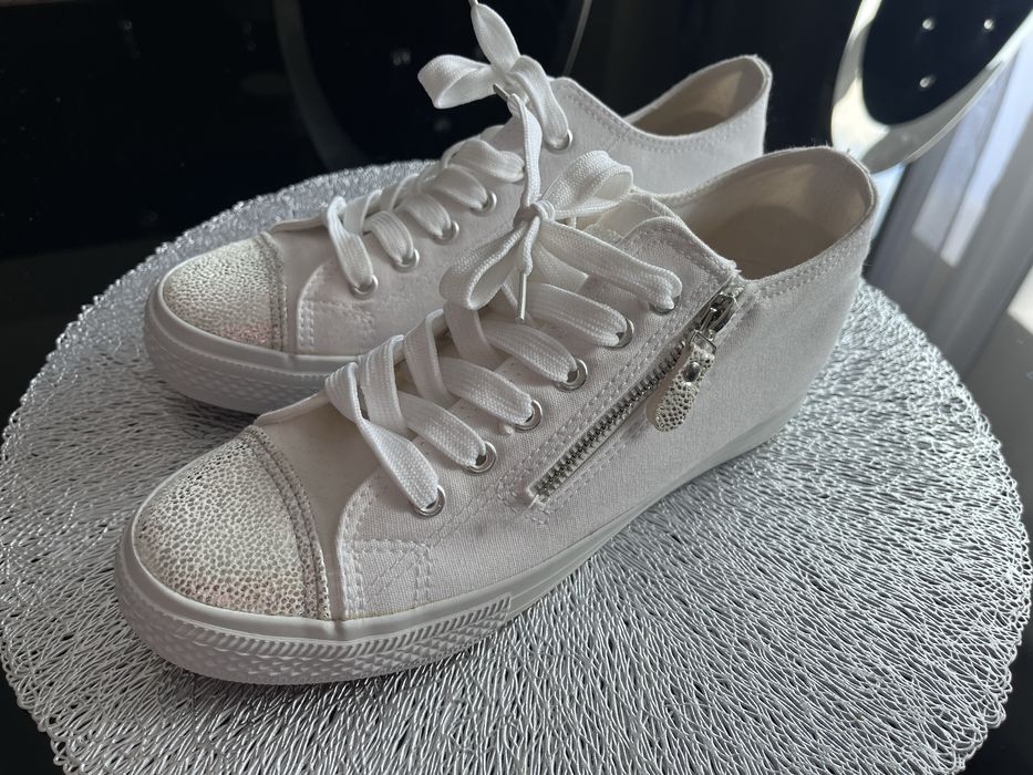 Trampki, tenisowki roz 40 slim 25 cm , biale z zamkiem , srebny nosek