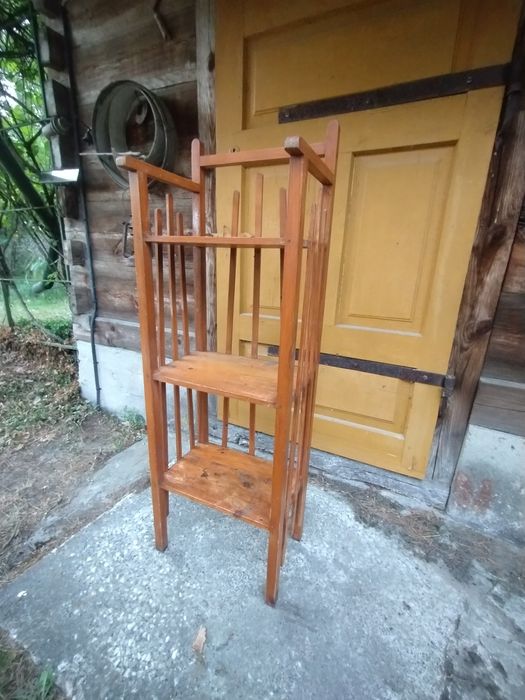 Kwietnik z drewna stojący