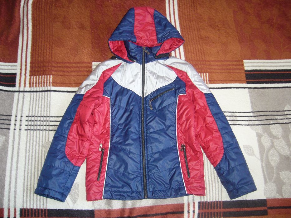 Продам куртку-ветровку на мальчика