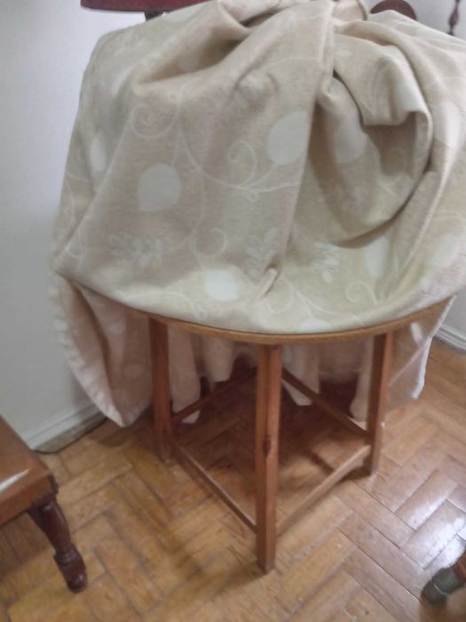 Mesa redonda em madeira e tampo em vidro