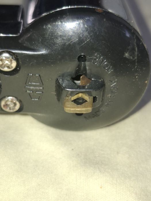 Sprzedam nowe dynamo z uchwytem do roweru.Produkcji hong kong