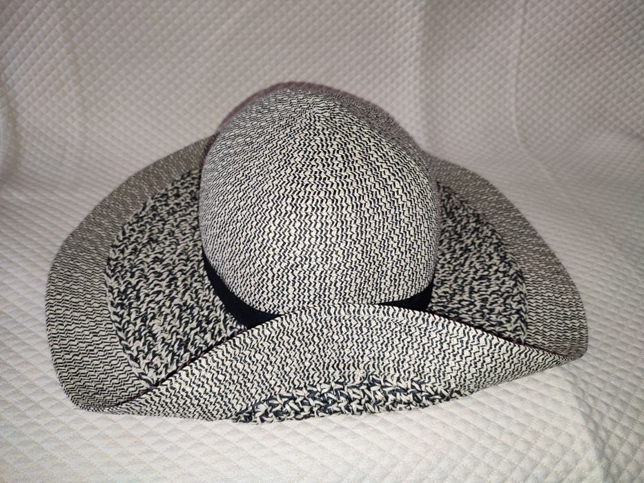 Красивий жіночий капелюх