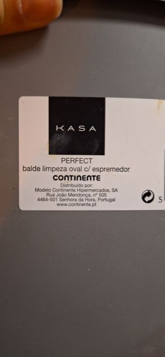 Baldes dois e cestos de arrumos